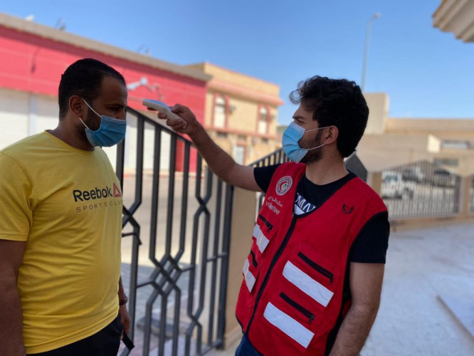 متطوعو الهلال الأحمر بالجوف يقيمون نقاط فرز في بعض جوامع محافظات المنطقة