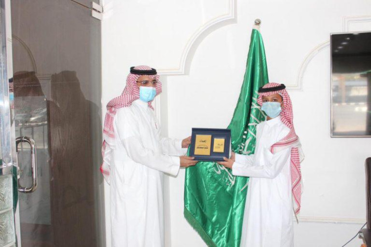 مدير تعليم تبوك يكرم الطالب “محمد الحويطي”