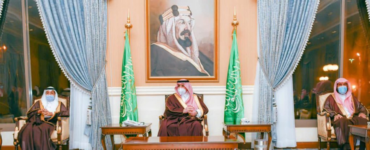 أمير تبوك يستقبل المواطنين في اللقاء الأسبوعي