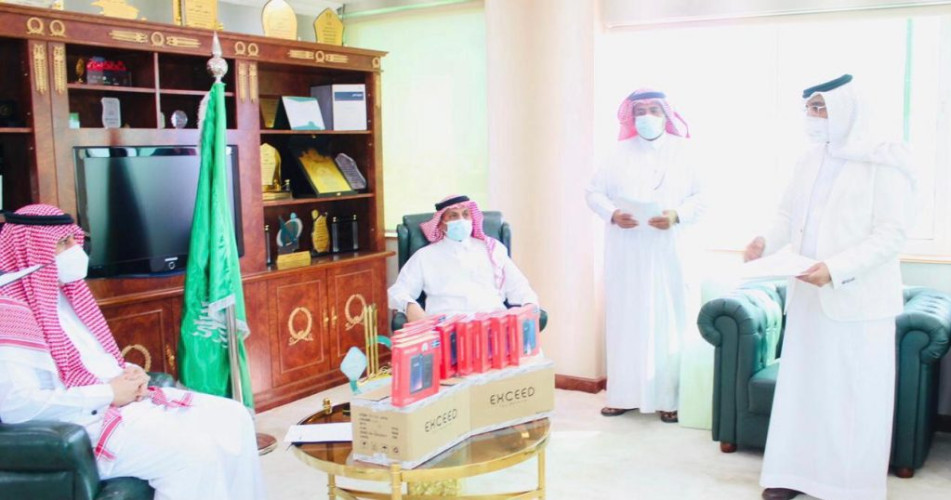 تعليم تبوك يبدأ في تسليم الأجهزة اللوحية التي وجه أمير المنطقة بتأمينها