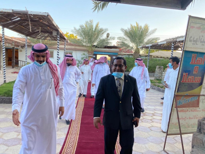 السفير المالديفي يزور متحف المناخة بأملج وقصر الامارة القديم