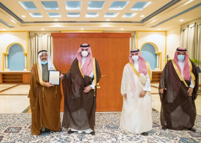 أمير منطقة الجوف يسلم الغامدي جائزة أبحاث الزيتون للعام 1441