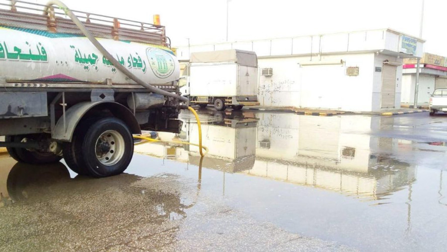 بلدية محافظة رفحاء تباشر نزح وتصريف مياه الأمطار