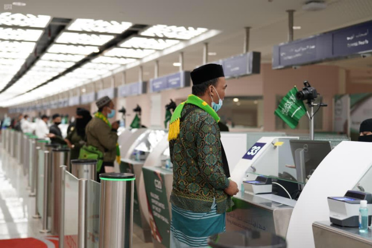 جوازات مطار الملك عبدالعزيز الدولي تنهي إجراءات دخول أولى طلائع المعتمرين