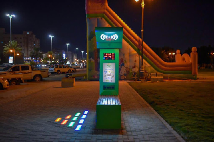 أمانة تبوك تشرع في تركيب الكراسي الذكية في الحدائق والأماكن العامة