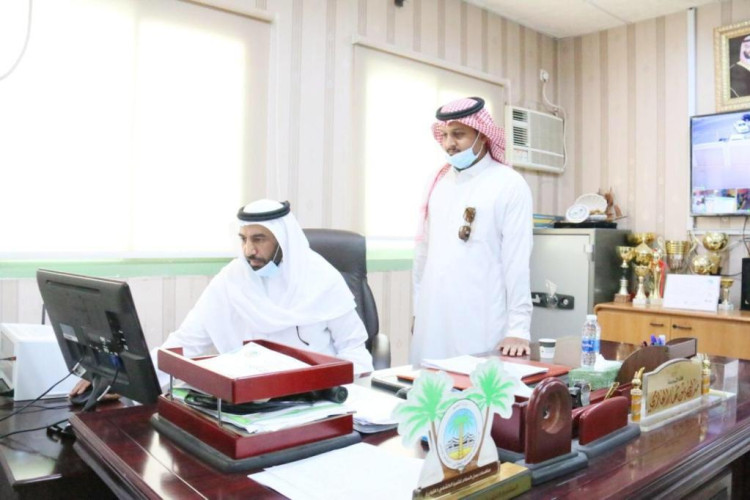 مدير تعليم القريات يتفقد متوسطة الخندق