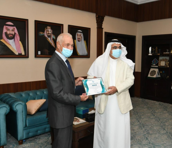 أمين الشرقية يكرم مقيم بريطاني نظير جهوده في نظافة الشواطئ