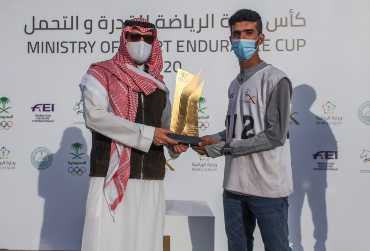 رئيس الاتحاد السعودي للفروسية يتوج البادي بكأس وزارة الرياضة الدولي للقدرة والتحمل​