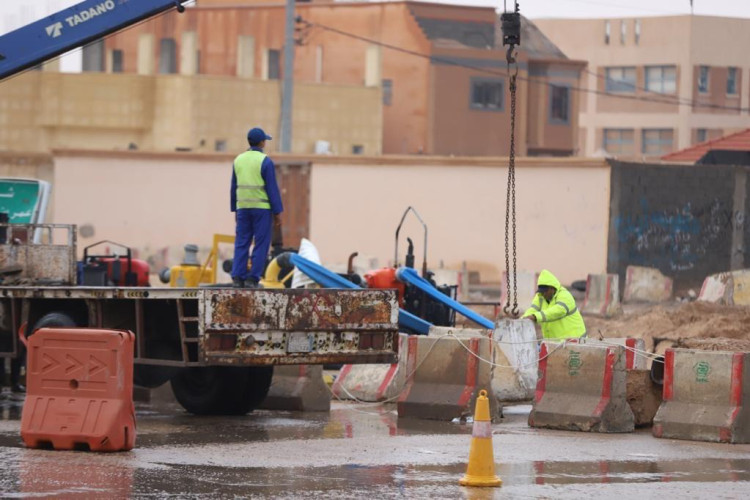 أمانة حفرالباطن تواصل جهودها لسحب المياه من الشوارع والأحياء المتضررة جراء الأمطار