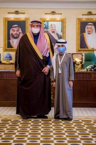 “أمير القصيم” يكرم أصغر متطوع بالمنطقة