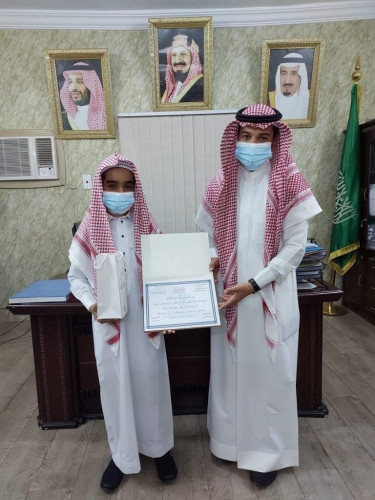 مدارس أجيال أملج تكرم طالب لحفظة كتاب الله