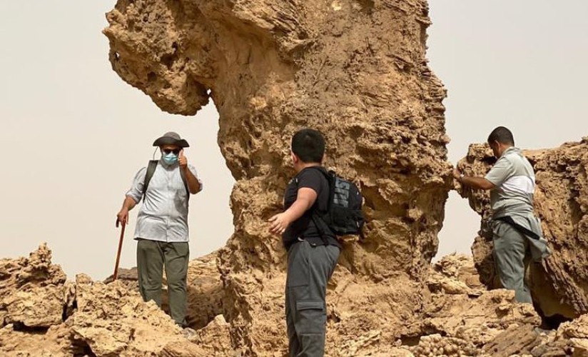 أستاذ جامعي يختار رياضة “الهايكنج” كهواية يستكشف من خلالها الطبيعة 