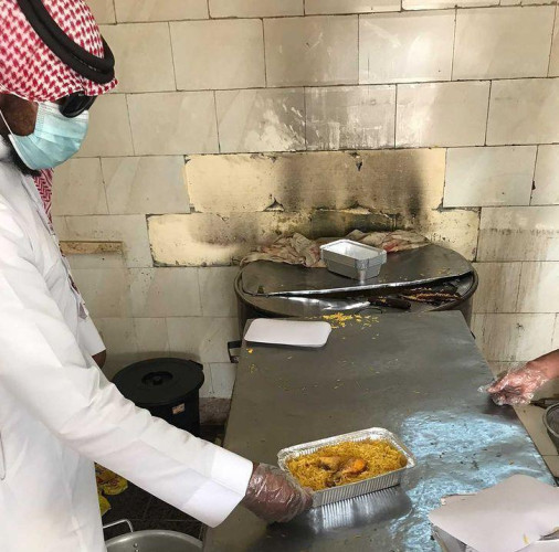 بلدية أملج تغلق عددا من المحلات المخالفة