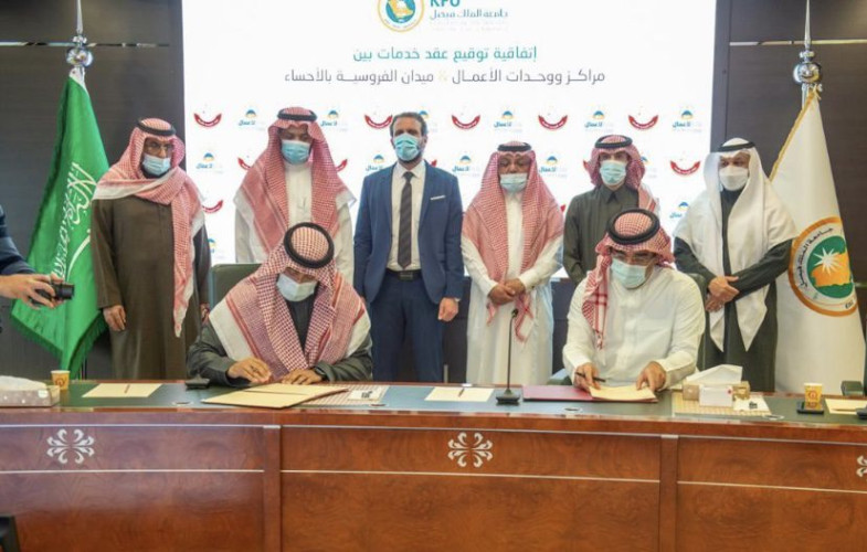 ممثلة بوحدة الخدمات البيطرية إدارة مراكز ووحدات الأعمال في جامعة الملك فيصل تبرم عقد خدمات مع ميدان الفروسية بالأحساء
