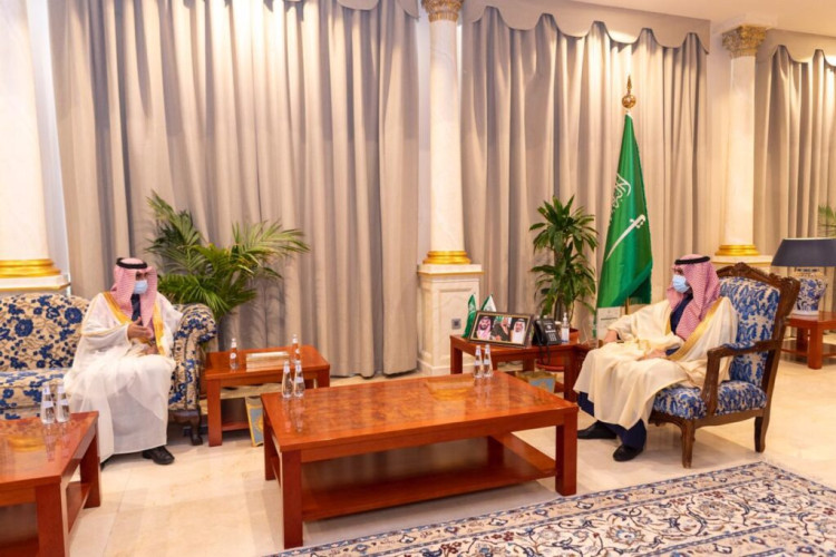 أمير الجوف يستقبل مدير التعليم ويَطلع على الخطة التنفيذية لبداية الفصل الدراسي الثاني