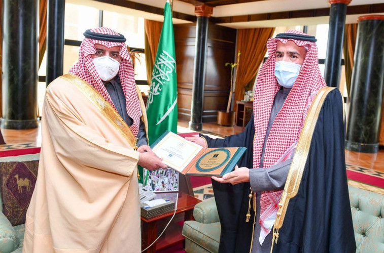 أمير تبوك يستقبل مدير فرع وزارة التجارة بالمنطقة