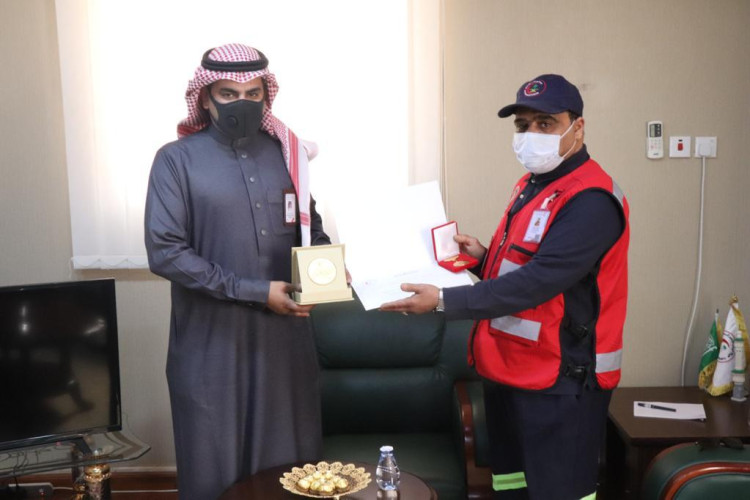 مدير عام الهلال الأحمر بالجوف يكرم الموظفين المميزين