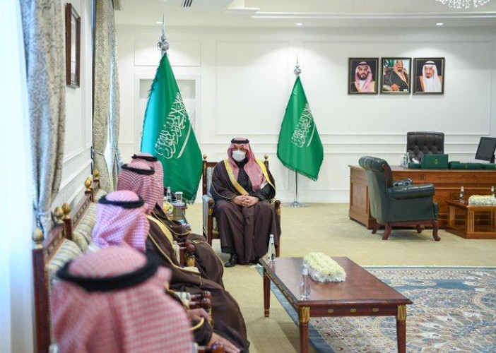 أمير الحدود الشمالية يستقبل أمين المنطقة ورؤساء البلديات في المحافظات