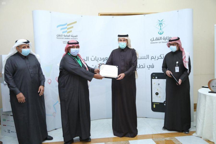 وزير النقل يكرم أبناء الوطن المتميزين في تطبيقات توجيه مركبات الأجرة