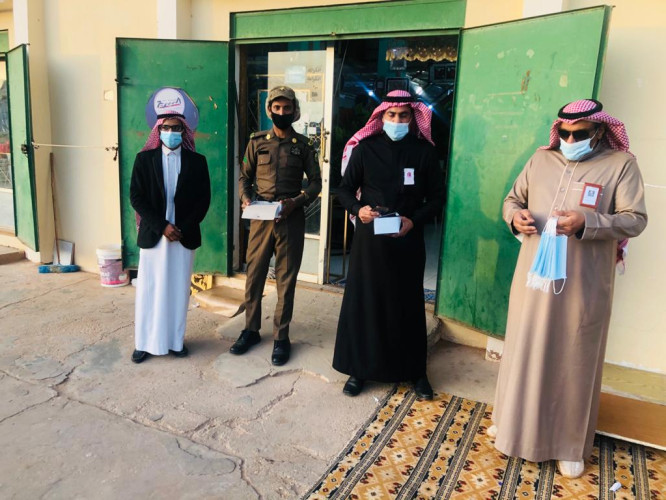 لجنة التقصي الوبائي تواصل جولاتها الرقابية على المحلات التجارية بمركز صوير بمنطقة الجوف