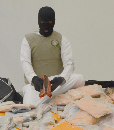 مكافحة المخدرات: القبض على شخص يتباهى بعرض مواد مخدرة ومبالغ نقدية