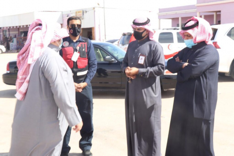 مدير الهلال الأحمر بالجوف يزور مركز خوعاء التابع لإمارة المنطقة