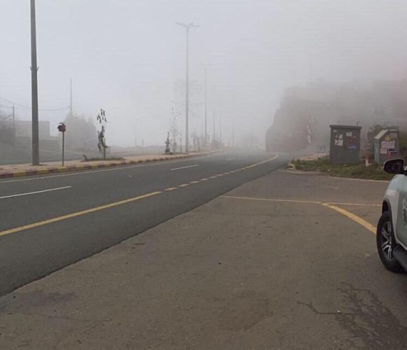 مرور الباحة يحذر قائدي المركبات من الضباب الكثيف