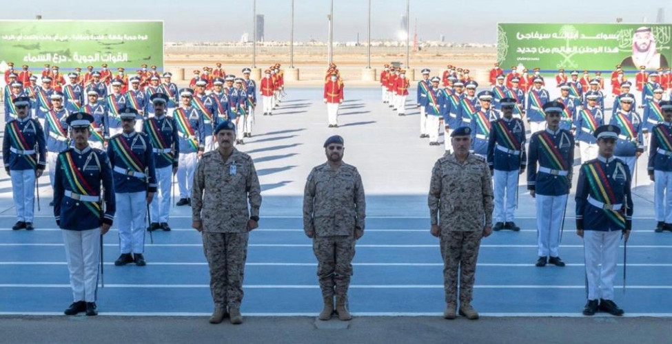 ‏نيابة عن سمو ⁧‫ولي العهد‬⁩.. رئيس هيئة الأركان العامة يرعى حفل تخريج الدفعة 99 من طلبة كلية الملك فيصل الجوية