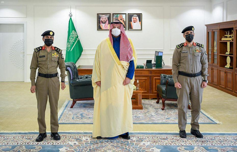 سمو الأمير فيصل بن خالد بن سلطان يستقبل مدير شرطة الحدود الشمالية