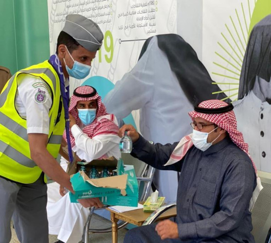 الفريق التطوعي الكشفي في عفيف يٌساهم مع مستشفى المحافظة في تنظيم المراجعين 