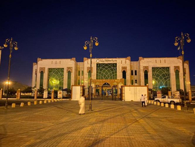 بلدية بيشة تتفاعل مع ساعة الأرض بإغلاق إنارة مبناها وجبل الصايرة