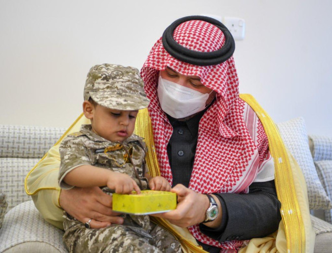 أمير منطقة الحدود الشمالية يزور أسرة ذوي العنزي بمحافظة طريف