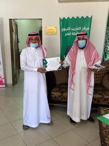 رابطة املج البيئية تكرم منقذي الدلافين ببحر الشبعان.