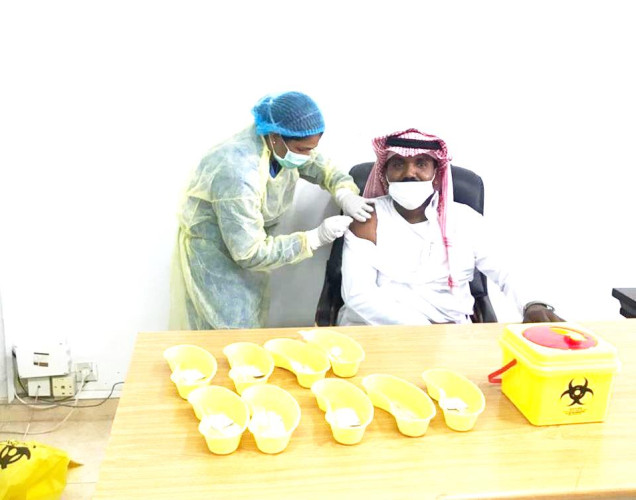 بلدية وادي الدواسر تٌنفذ حملة للتطعيم ضد فيروس كورونا لمنسوبيها 