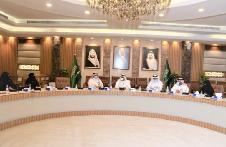 أمين الشرقية يكرم متدربات جامعة الإمام عبد الرحمن بن فيصل بالدمام الذين تم تدربيهم بالأمانة