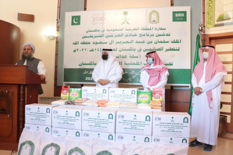 الشؤون الإسلامية تدشن برنامج خادم الحرمين الشريفين لتفطير الصائمين في باكستان