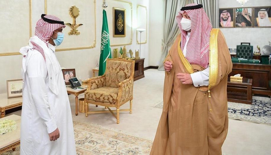  أمير الحدود الشمالية يستقبل مواطناً تبرع بكليته لطفله