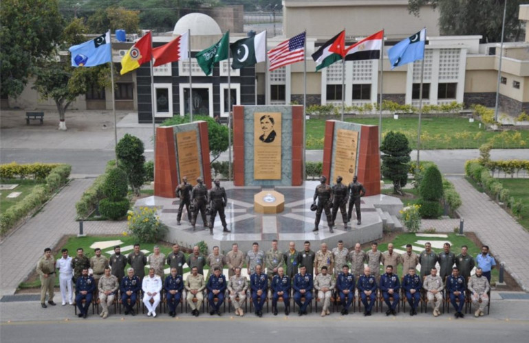 قائد قاعدة الملك عبدالعزیز الجویة بالقطاع الشرقي يزور مجموعة القوات الجوية الملكية السعودية المشاركة في مناورات التمرين الجوي المختلط (مركز التفوق الجوي 2021 ) بجمهورية باكستان الإسلامية