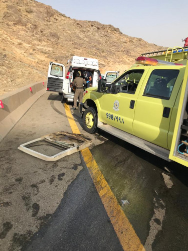 اوضح المتحدث الرسمى لهيئة الهلال الأحمر السعودي بمنطقة الباحة عماد منسي الزهراني عن حادث اصدام وانقلاب شاحنه