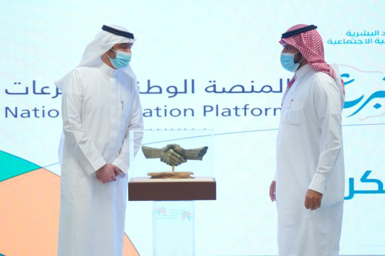 معالي وزير الموارد البشرية والتنمية الاجتماعية يكرم مجلس الجمعيات في منطقة الجوف