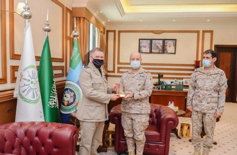 رئيس هيئة الأركان العامة يستقبل كبير مستشاري الدفاع البريطاني لمنطقة الشرق الأوسط وشمال إفريقيا
