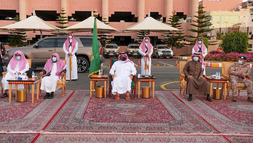 أمير ⁧‫عسير‬⁩ يلتقي مسؤولي المنطقة
