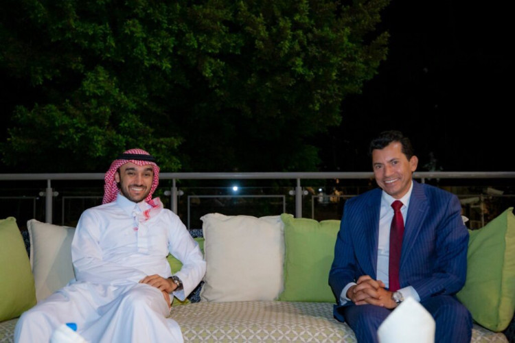 سمو وزير الرياضة يصل القاهرة ويلتقي بوزير الشباب والرياضة بجمهورية مصر
