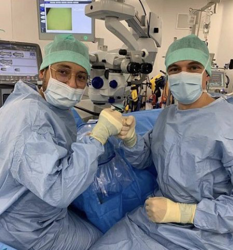 فكرة مبتكرة يطبقها طبيب سعودي مبتعث لفرنسا تعيد البصر لمريض فرنسي