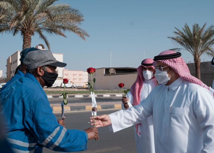 “أمين الجوف”: يعايد العاملين في الميدان بالهدايا والورود