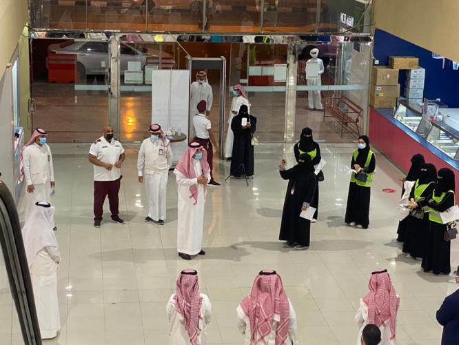 رئيس بلدية بقيق يشارك الفرق الرقابية في حملة لتفعيل مبادرة “ممتثل”