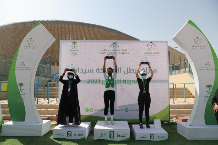 أحلام الزيد بطلة سباق الرياض 2021 للدراجات الهوائية