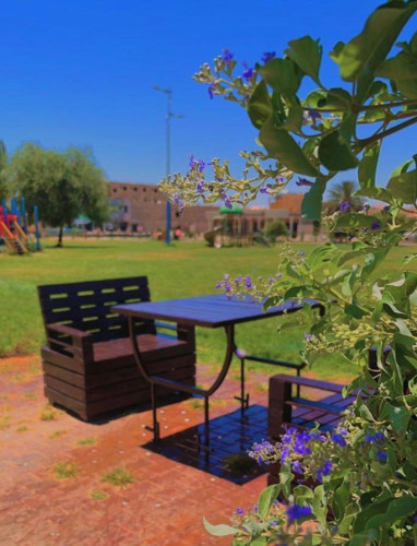 بلدية طبرجل تطلق مبادرة تدوير الأخشاب والمخلفات لمقاعد بالمنتزهات والحدائق