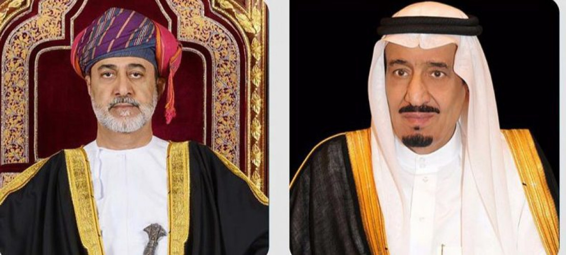 خادم الحرمين الشريفين يُجري اتصالاً هاتفيًا بسلطان عُمان
