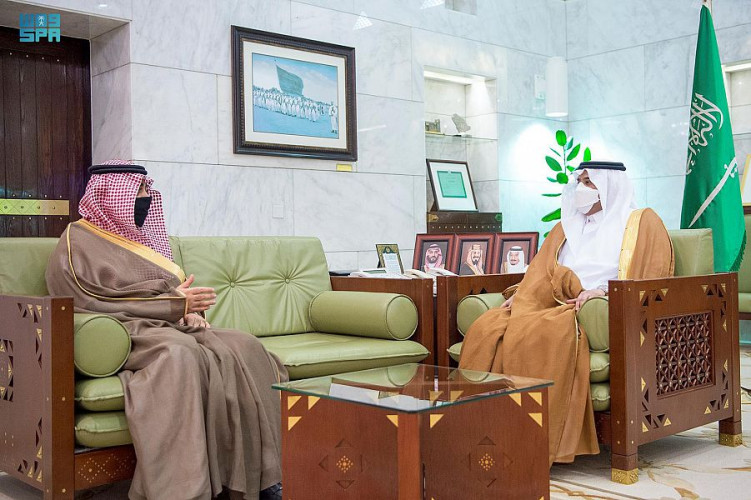 نائب أمير الرياض يستقبل مدير مكافحة المخدرات بالمنطقة